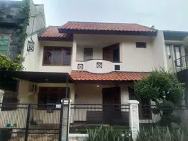 Disewakan rumah 2Lt Type 3Kt Semi Furnished Di Buaran Regency