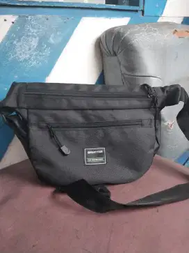 Tas Selempang Hitam Pria