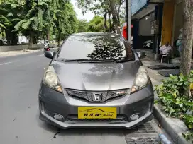 HONDA JAZZ RS TAHUN 2013 

TRANSMISI AUTOMATIC
PMK 2014
FACELIFT
ABU2