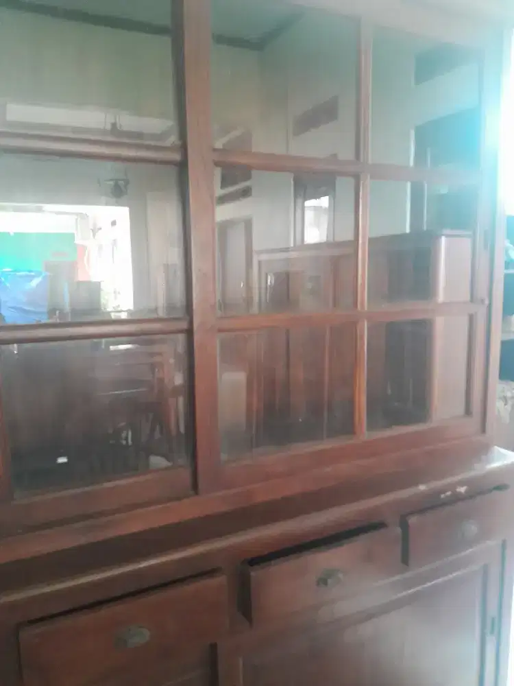 Lemari pajangan lawas