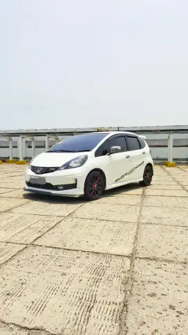 HONDA JAZZ RS 2014 AT MATIC . KONDISI ISTIMEWA !!