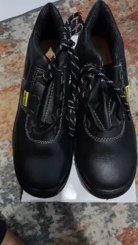 Sepatu safety kondisi baru size 43