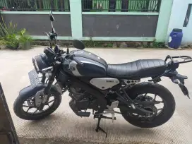 Yamaha xsr warna biru tahun 2022