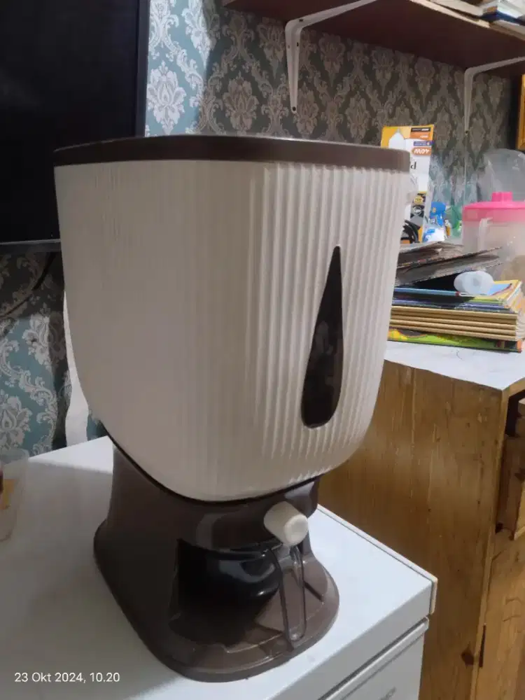 Box beras. Tempat penyimpangan beras. Kapasitas 10 liter