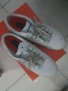 Sepatu Futsal Ortuseight Jogosala Ukuran 40 | bekas 2x pemakaian