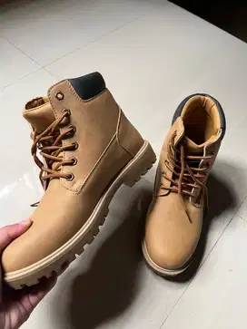 Sepatu boots uk 43