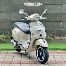 Vespa Primavera 150 IGET ABS TH 2022 WARNA BEIGE PERFECT CONDITION.