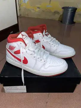 NIKE AIR JORDAN 1 MID SE RED