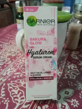 Garnier Sakura Glow Hyaluron Serum Cream UV