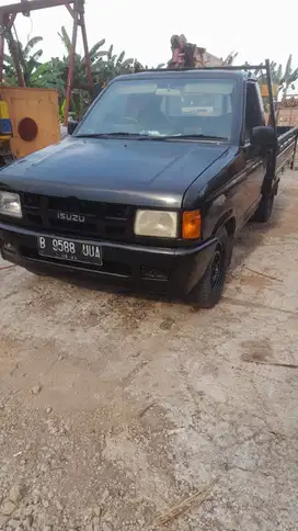 MOBIL ISUZU PICKUP HITAM 2011