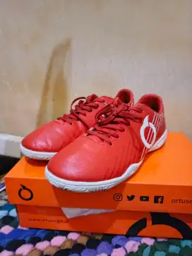 SEPATU FUTSAL INSIGNIA IN JR RED