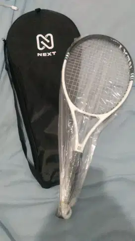 Raket tenis baru