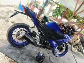 Yamaha R15 black blue