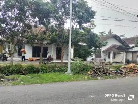 Rumah lantai satu pinggir jalan Deket masjid