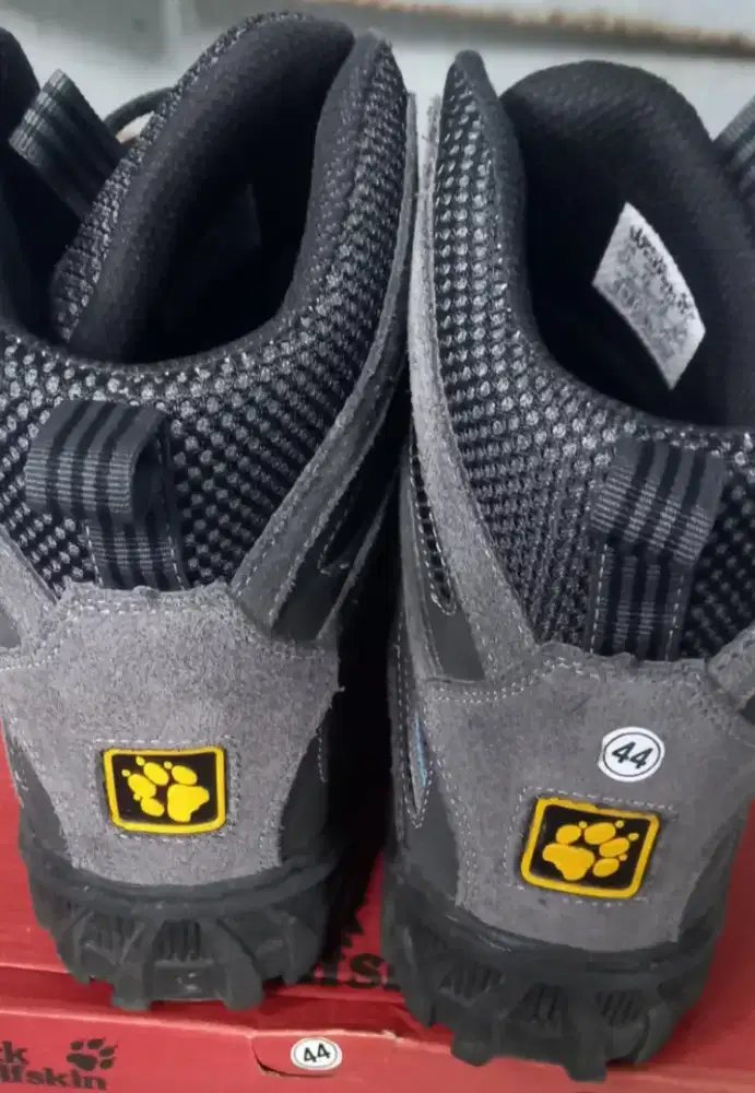 Sepatu buat jalan jalan