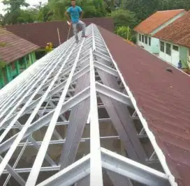 Bongkar pasang rangka atap bajaringan genteng metal pasir