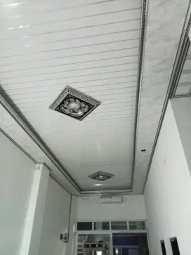 Plafon PVC mewah terpasang berikut bahan