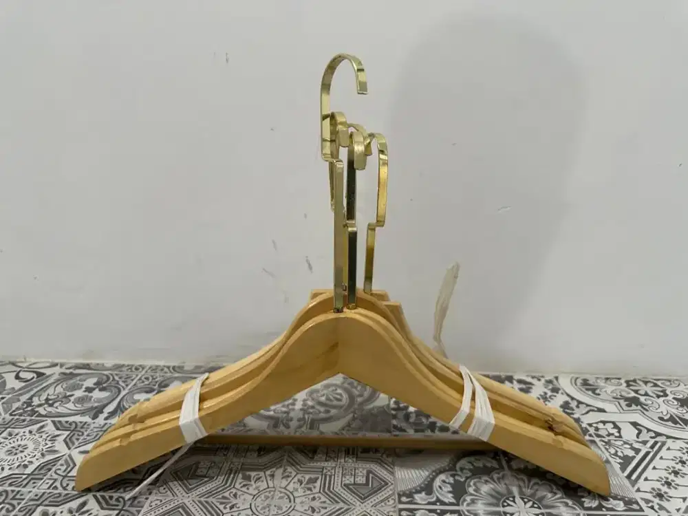 Hanger kastok baju