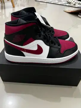 Sepatu Nike Air Jordan 1 Mid Bred Toe Noble Red