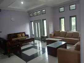 Dijual Rumah Villa di jalan utama