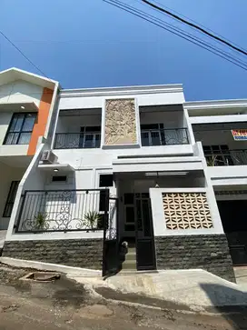 Rumah Brand New Fasad Rumah Modern Dalam Komplek di Jagakarsa