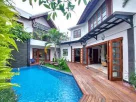 Villa tropical style 3 BR di Seminyak, lokasi sangat strategis