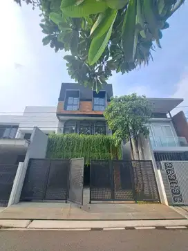 Rumah baru 3,5 lantai di Pondok Indah jaksel, Semi Furnished