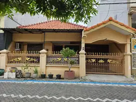Disewakan rumah strategis di belakang RS Wiyung Sejahtera
