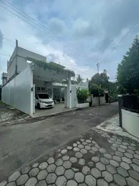 Rumah baru dengan kolam renang full furnished area mlati sleman jogja