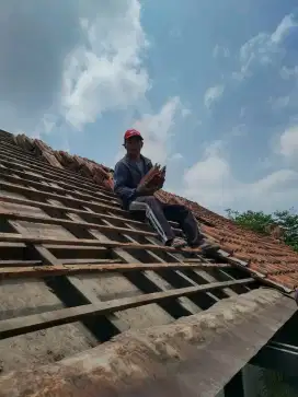 Menerima pemasangan rangka atap baja dan bongkar pasang atap kayu