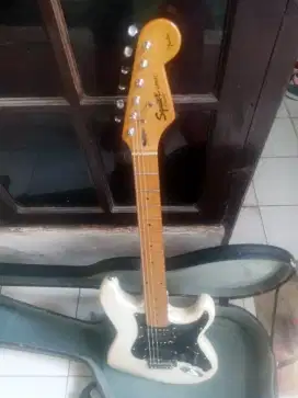 Gitar listrik merk squier strat