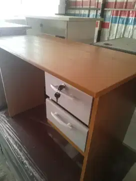 Meja kantor laci