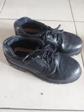 Sepatu safety no 37