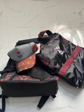 Satu set topi, tas ransel, tas kecil