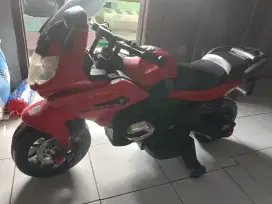 Motor aki anak warna merah