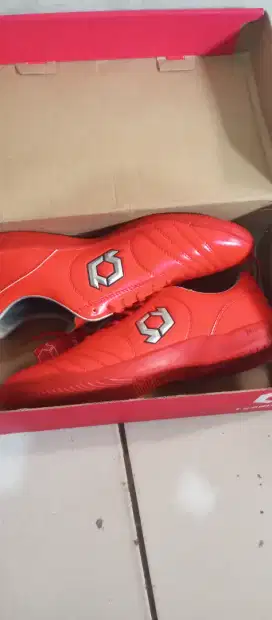 Sepatu futsal uk 41