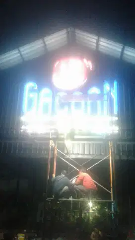 Neon box papan nama huruf timbul
