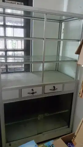 Lemari Etalase Kaca