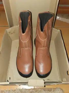 Sepatu safety baru