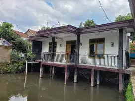 Dijual rumah beserta kolam dan garasi di daerah leles