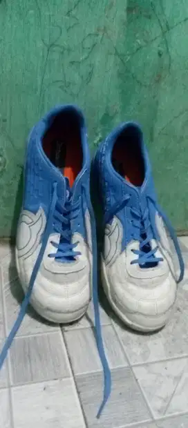 Sepatu futsal UK 39