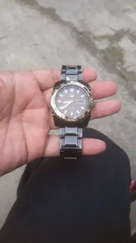 Di jual jam tangan merk seiko type seiko 5 automatic kondisi normal