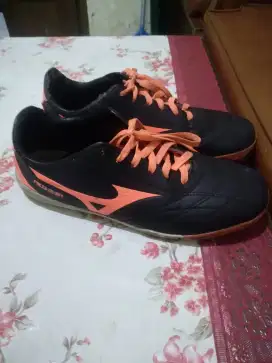 Sepatu  futsal mizuno