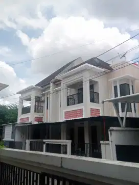 Rumah cantik bersih siap huni dalam Cluster