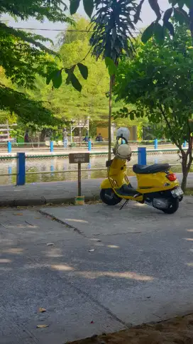 Vespa S125 Kuning