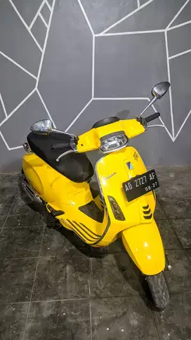 vespa Sprint s 150 kuning