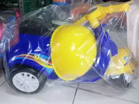 Mainan Anak Vespa Naik Helm