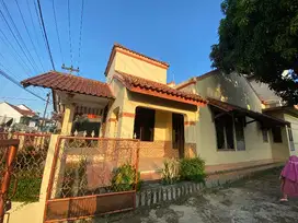 RUMAH 2 lantai Luas pinggir Jln Raya cocok untuk Rumah makan  ruko