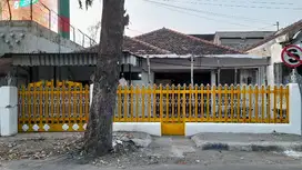 Rumah Strategis Dijual di Tengah Kota Jombang, Area Komersial