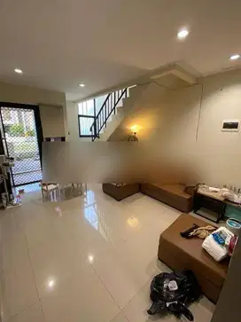 Rumah 2 Lantai luas tanah 140m2 luas bangunan 150m2 2 kamar Bagus di G